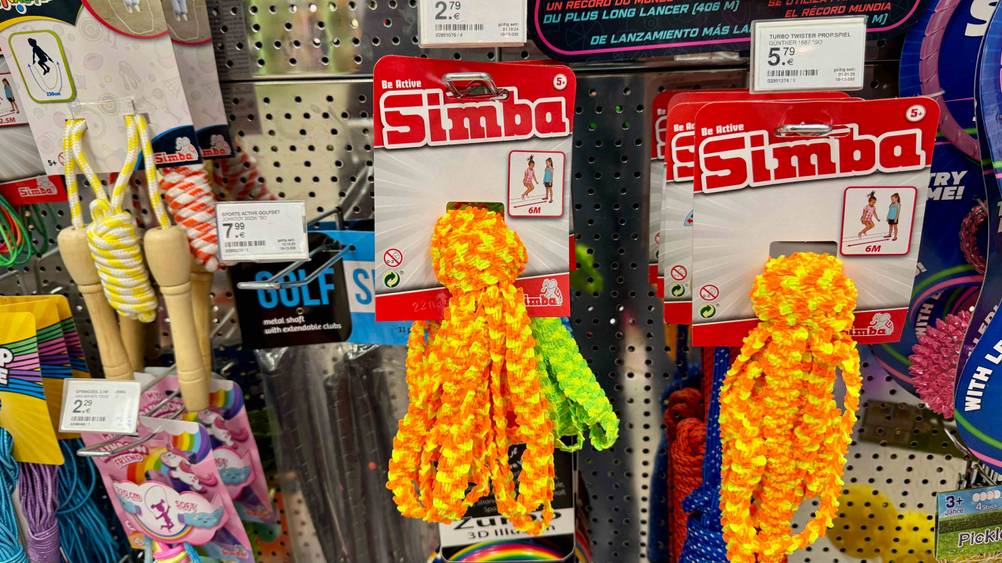 Mehrere getestete Gummitwists hängen in einem Regal.