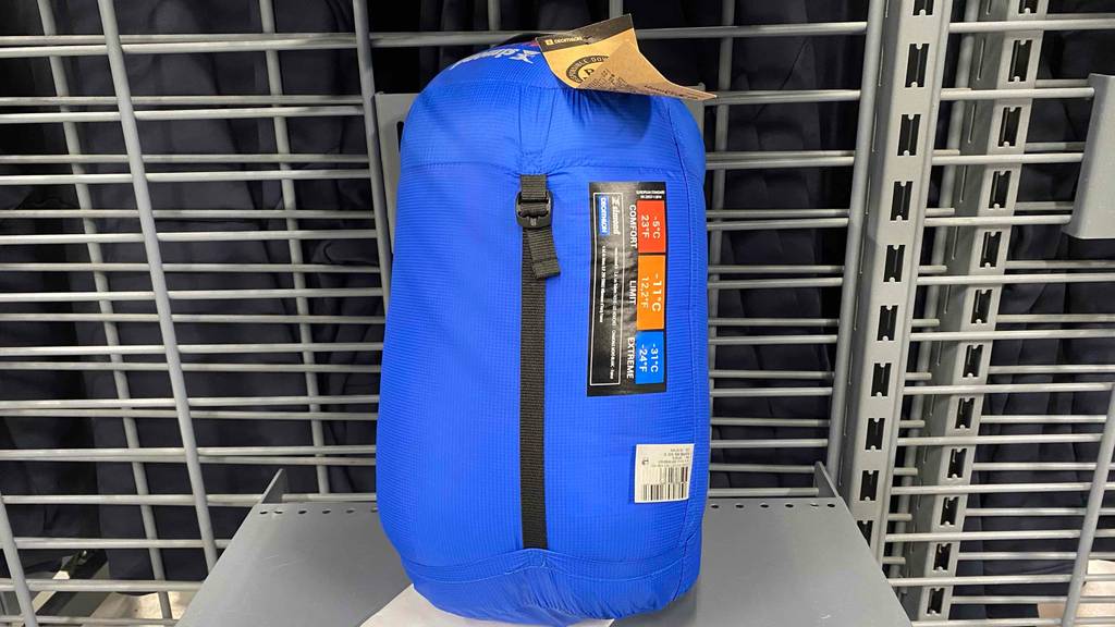 Daunenschlafsack getestet: ein blauer Daunenschlafsack im Packmaß ersichtlich.