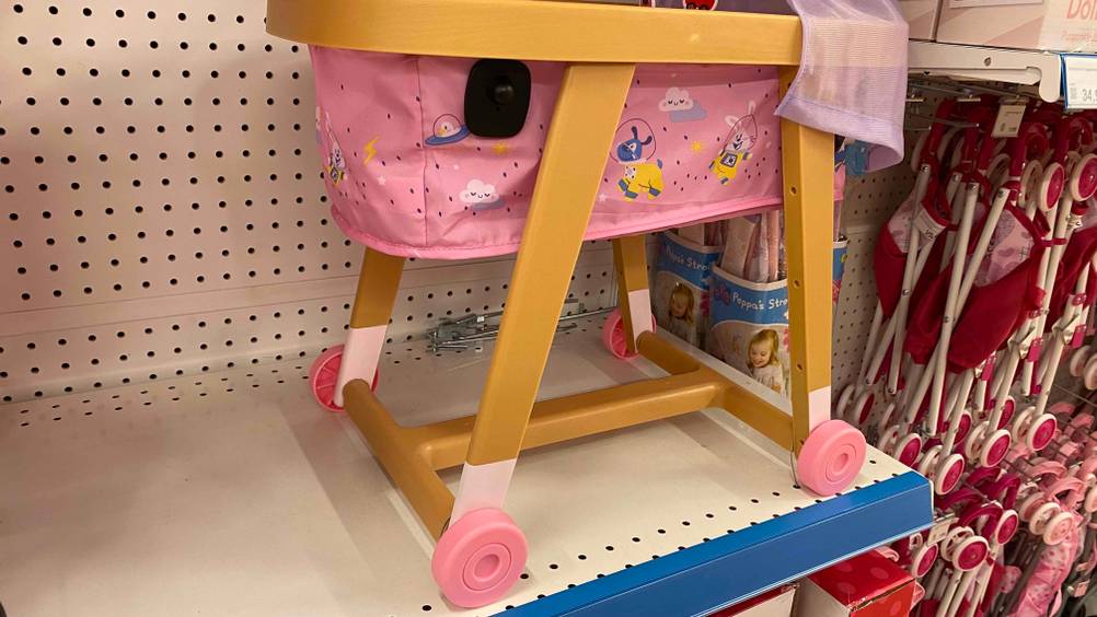 Puppenbett im Test: Puppenbettgestell mit Rollen in Nahaufnahme