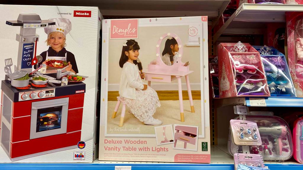Schminktisch-Kinder im Test: Schminktisch für Kinder in einer Verpackung steht in einem Regal neben anderen Artikel.