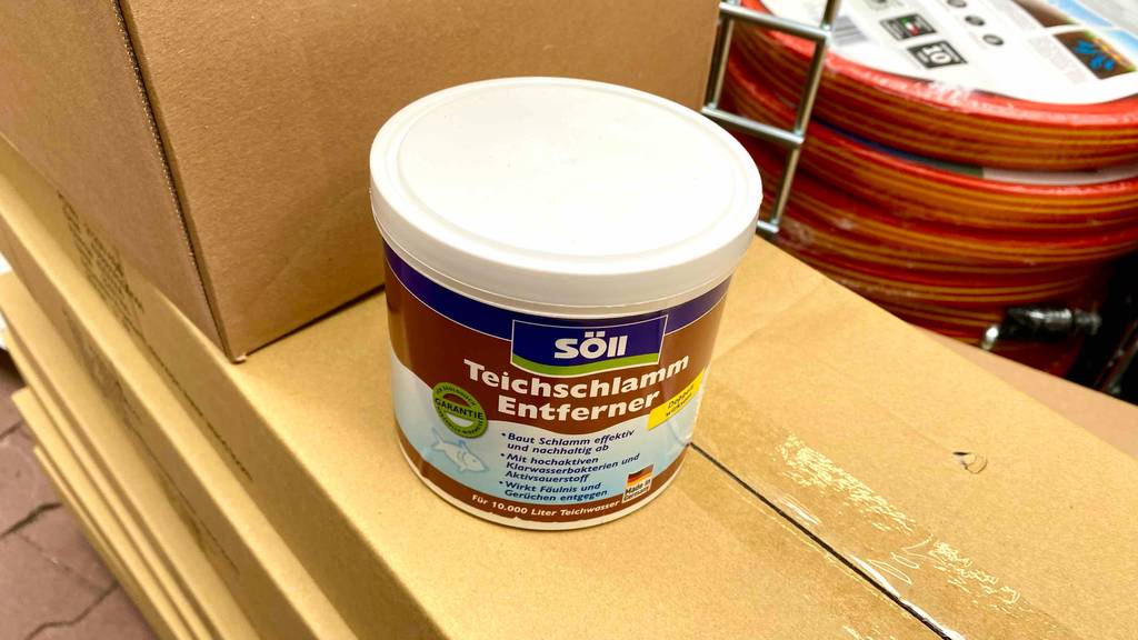 Teichschlammentferner-Test: ein Teichschlammentferner stehend auf Kartons.