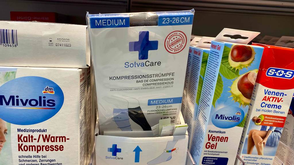 Stützstrümpfe getestet: Eine Packung des Produkts steht neben anderen im Regal.
