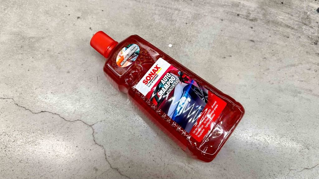 Eine liegende Flasche des getesteten Autoshampoos.