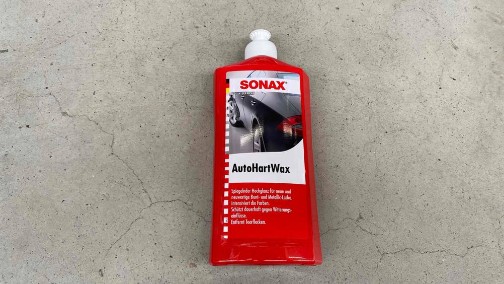 Auto-Hartwachs im Test: Eine Flasche liegt auf einem Steinboden