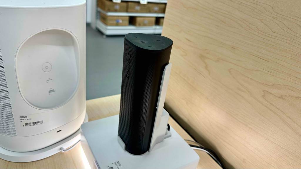 Seitliche Aufnahme des getesteten Sonos-Lautsprechers.