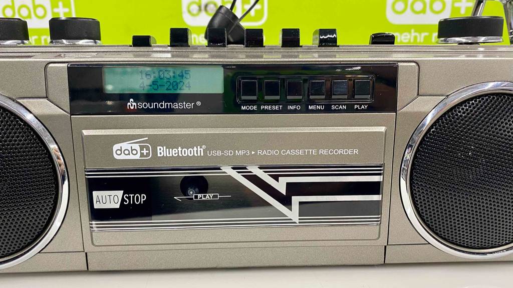 Nahaufnahme des Bedienfelds eines getesteten Soundmaster-Radios.