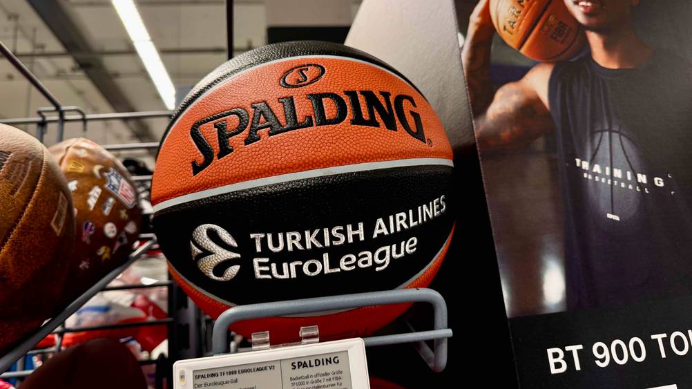 Der getestete Spalding-Basketball wird in einem Geschäft ausgestellt.