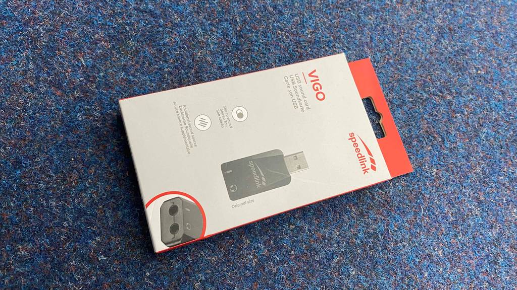 Auf einem Teppich liegt eine getestete USB-Soundkarte in Verpackung.