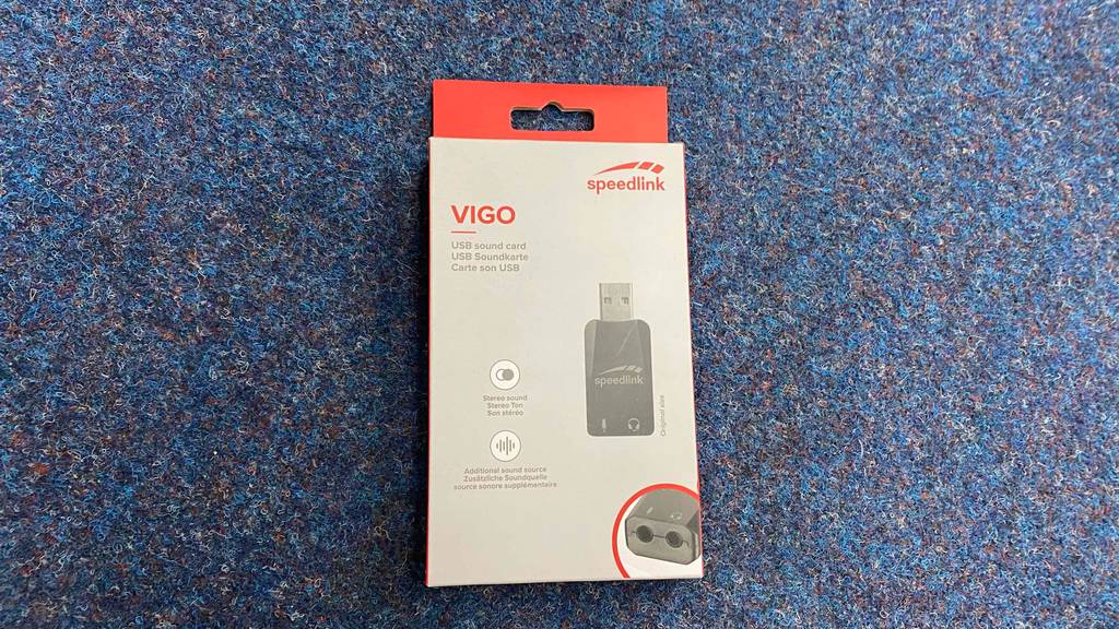 Im Test: Eine verpackte USB-Soundkarte liegt auf einem blauen Teppich.