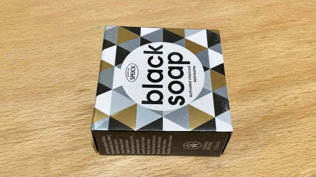 Schwarze Seife getestet: Eine Packung liegt auf einer Holzoberfläche