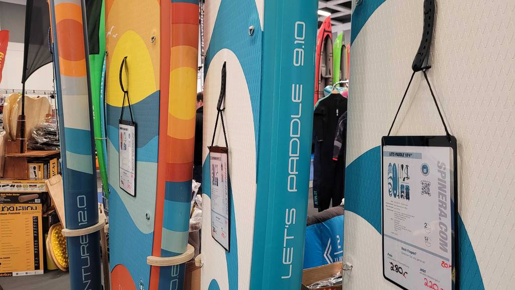 Mehrere getestete SUP-Boards stehen nebeneinander.