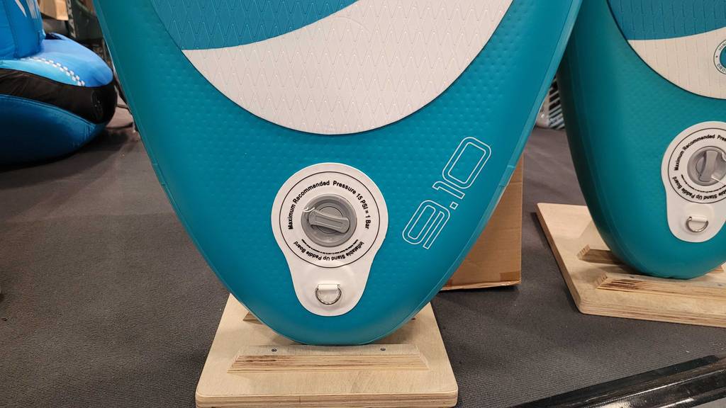 SUP-Board im Test: Unterseite des SUP-Boards zum Aufblasen.