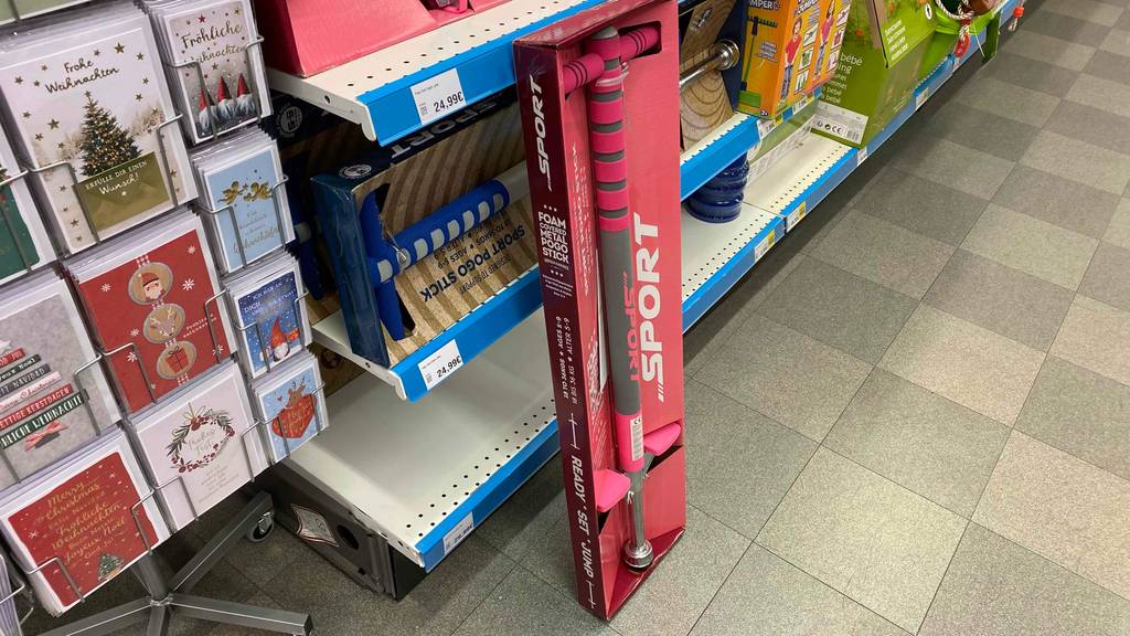 Pogo-Stick getestet: An einem Regal lehnt ein Pogo-Stick.