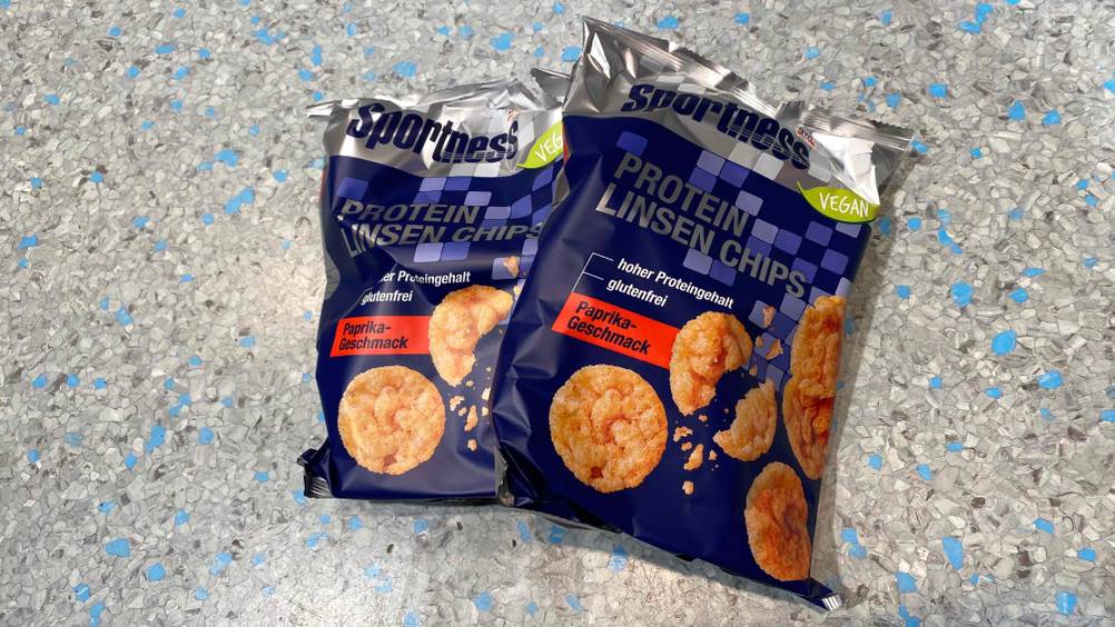 Protein-Chips im Test: Zwei Packungen Chips auf Fließenboden