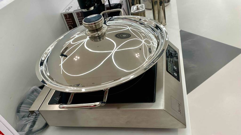 Elektro-Wok-Test: ein Elektro-Wok mit verschlossener Pfanne darauf von der Seite ersichtlich.