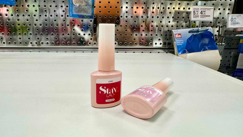 Getestete UV-Gels: Ein UV-Gel in der Farbe Rot steht auf einer weißen Fläche und ein anderes Gel mit der Nummer 30 liegt daneben.