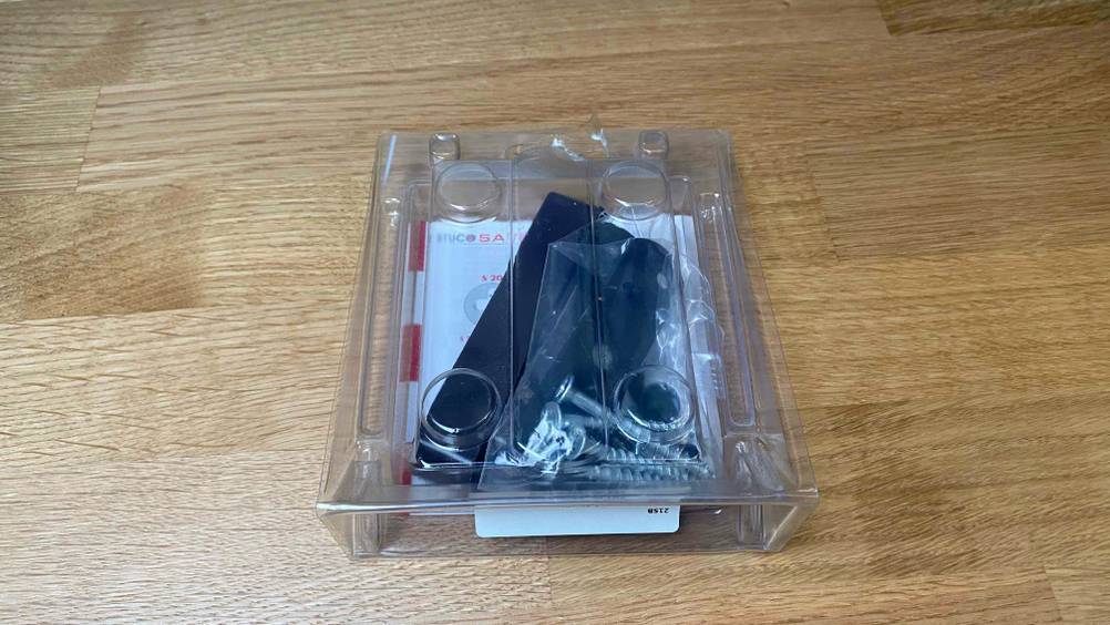 Fenstersicherung getestet: Ein Packung mit sichtbarem Inhalt auf einem Holzboden.