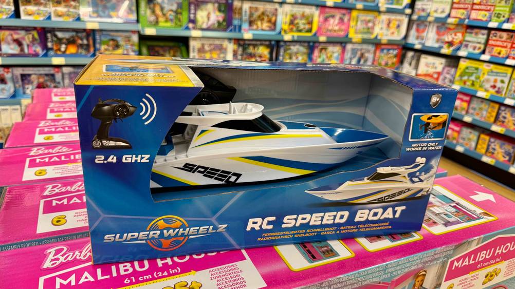 Das getestete ferngesteuerte Boot steht in einem Geschäft auf Kartons.
