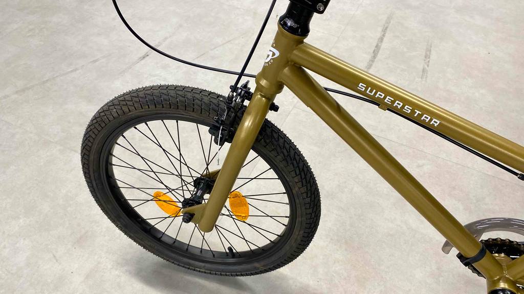 BMX im Test: Vorderreifen eines stehenden BMX.