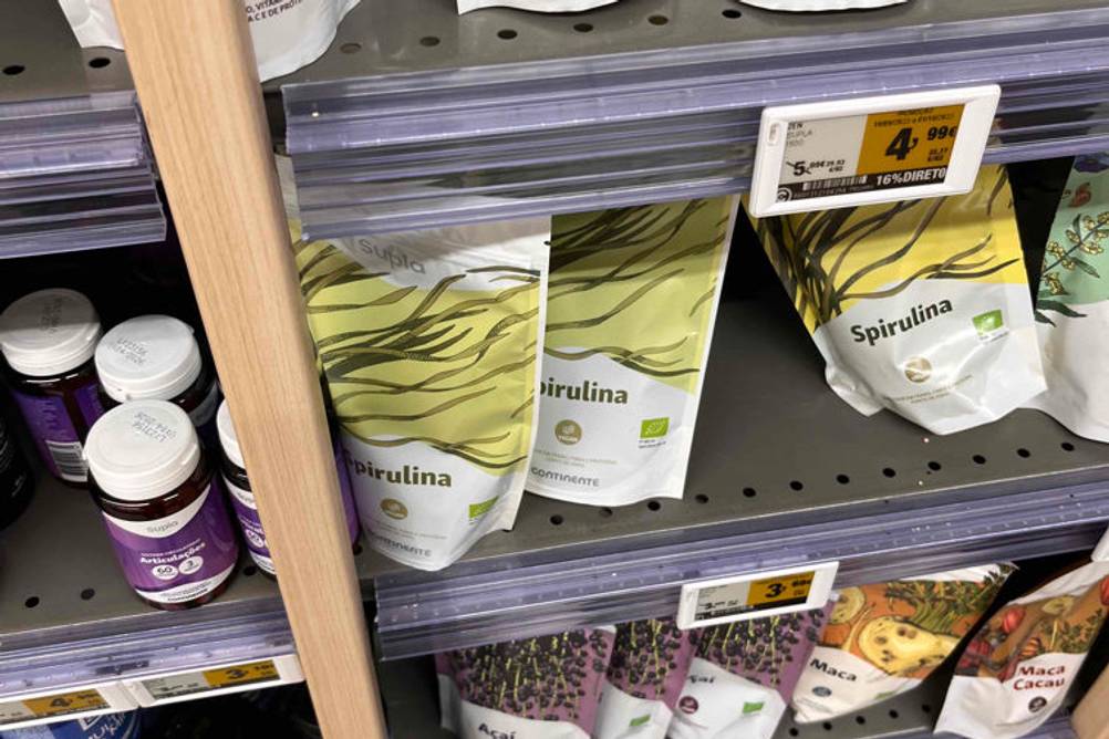 Spirulina im Test: Spirulina-Produkte stehen neben andere Produkte in einem Regal.
