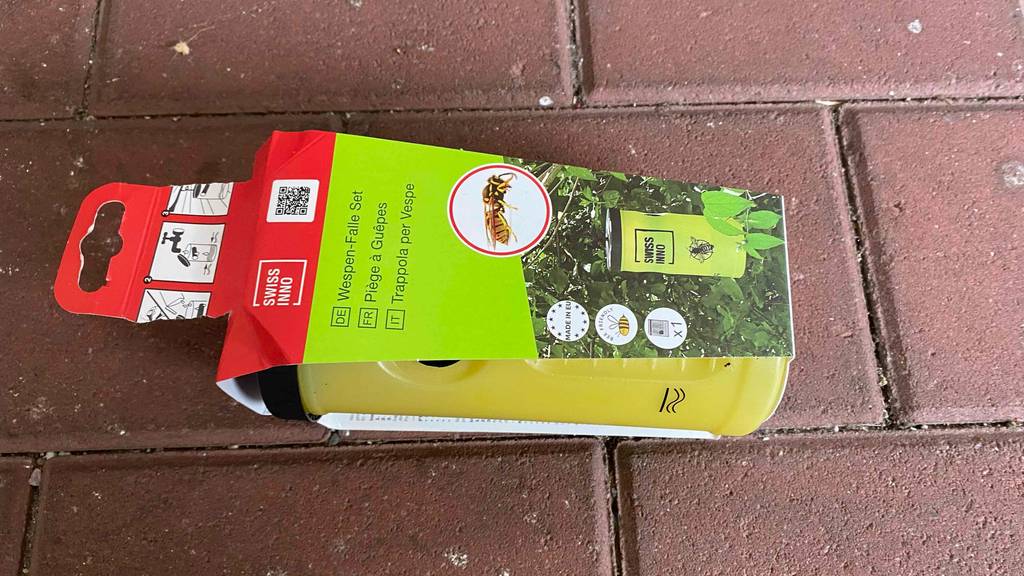 Wespenfalle-Test: Wespenfalle liegt auf einem Steinboden.