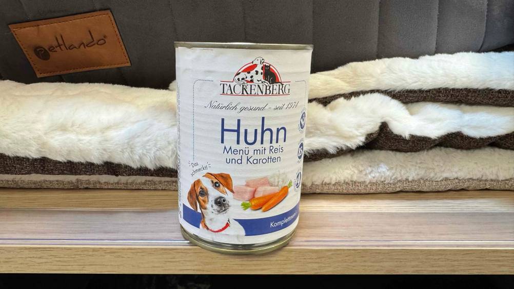 Das Tackenberg-Hundefutter, welches getestet wurde steht vor einem Hundeplatz.