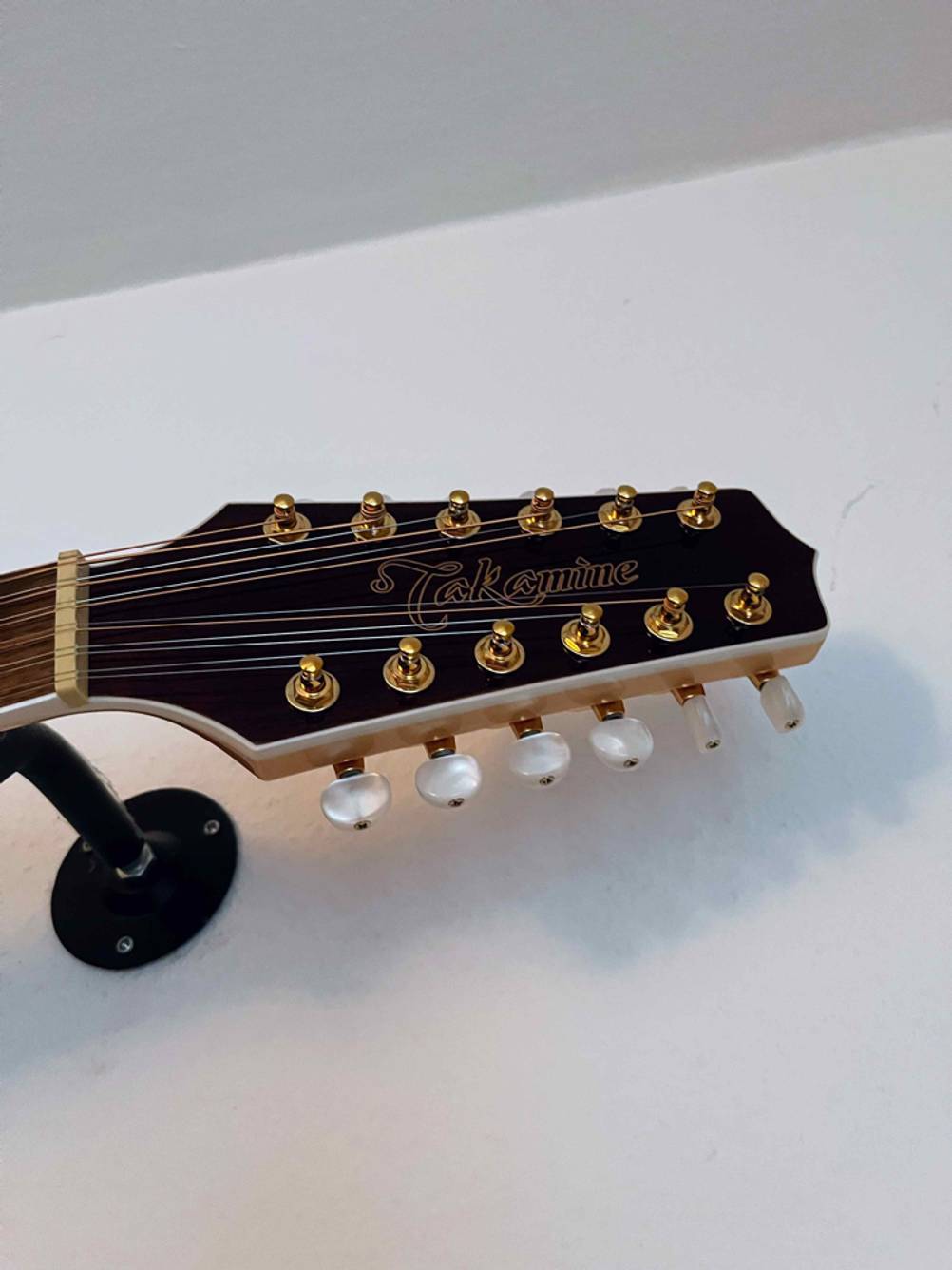 Westerngitarre-Test: Detailaufnahme Gitarrenkopf.