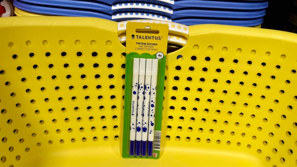 Tintenkiller-Test: Die getesteten Tintenkiller befinden sich in der Verpackung in einem Korb.