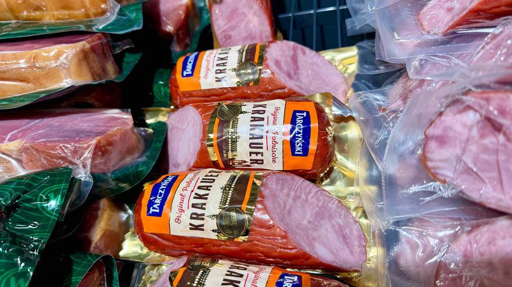 Krakauer Wurst-Test: Mehrere Wurstsorten liegen in einem Regal.