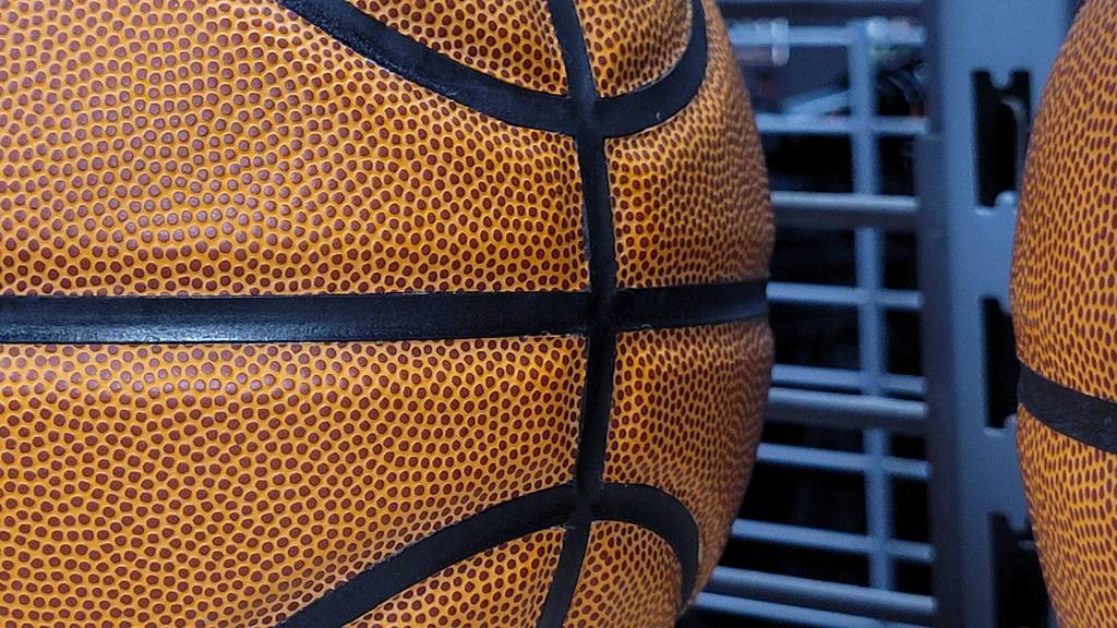 Die Struktur eines getesteten Basketballs in Nahaufnahme.