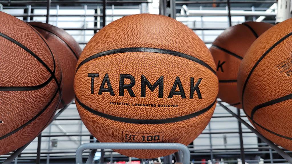 Frontansicht des getesteten Basketballs, welcher in einem Regal ausgestellt ist.