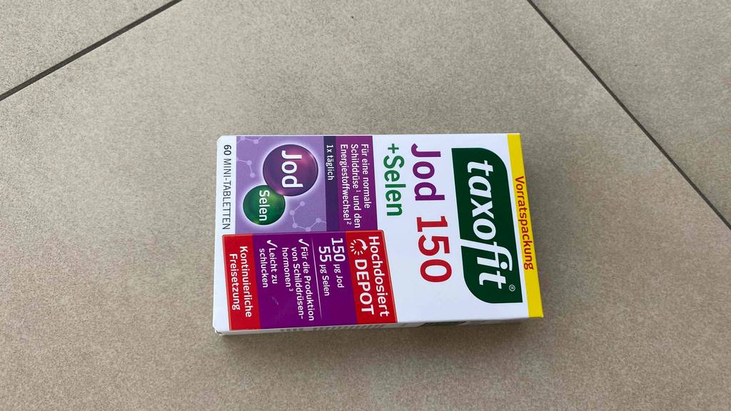 Jodtabletten im Test: Verpackung von Jodtabletten der Marke Taxofit liegt seitlich auf einem Boden mit Hinweis: hochdosiert.