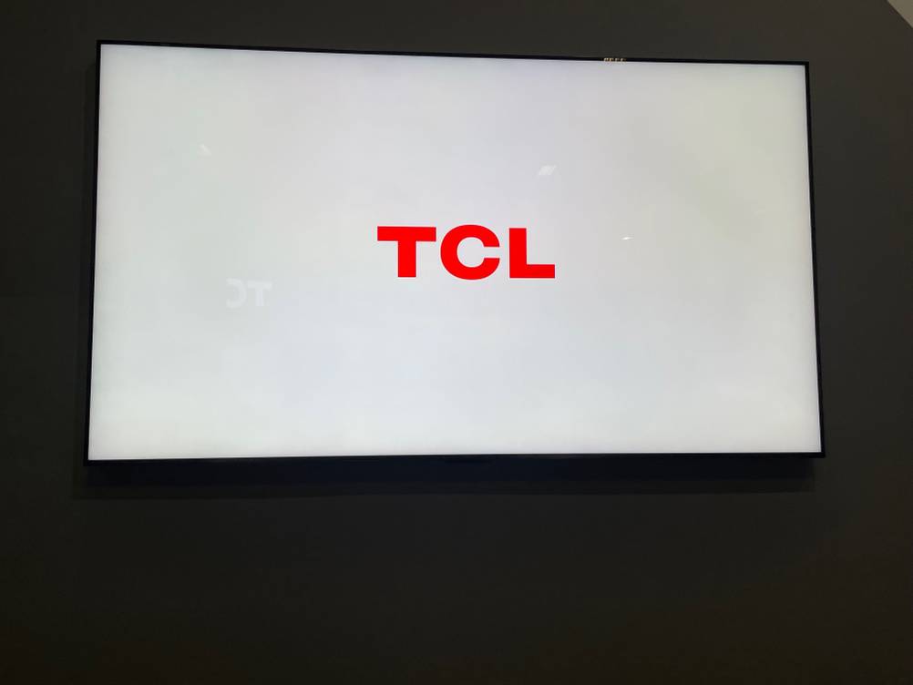 LCD-TV getestet: Ein Bildschirm von vorne an einer Wand hängend