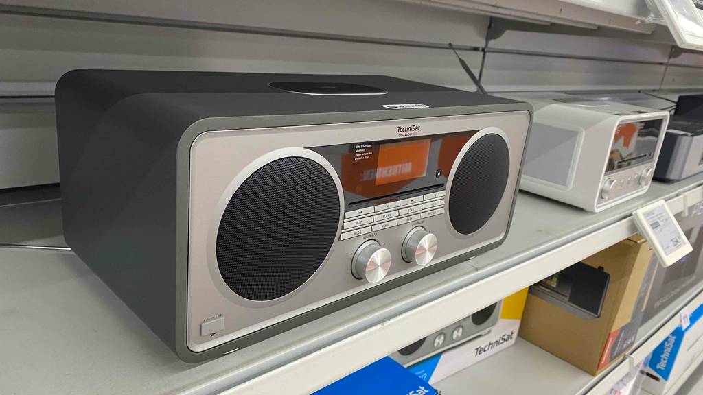 Im Test: Ein Digitalradio von technisat schräg von der Seite in einem Regal.
