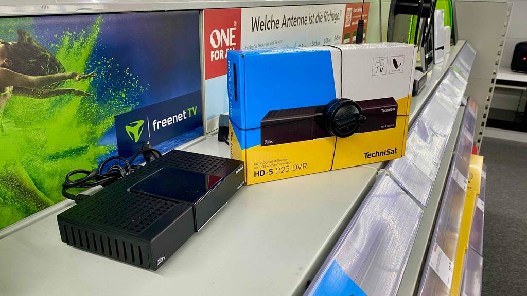 Technisat-Receiver getestet: ein Technisat-Receiver steht neben der Verpackung.