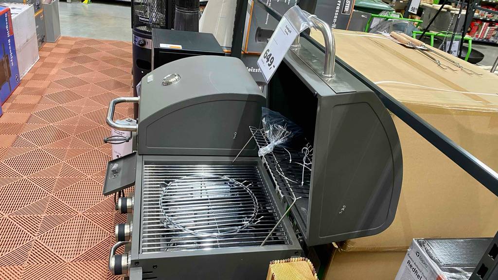 Tepro-Gasgrill-Test: ein Tepro-Gasgrill von der Seite ersichtlich mit geöffneter Grillhhaube.