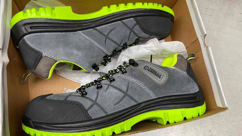 Sicherheitsschuhe-S1P Herren im Test: Zwei Schuhe in ihrem Originalkarton liegend