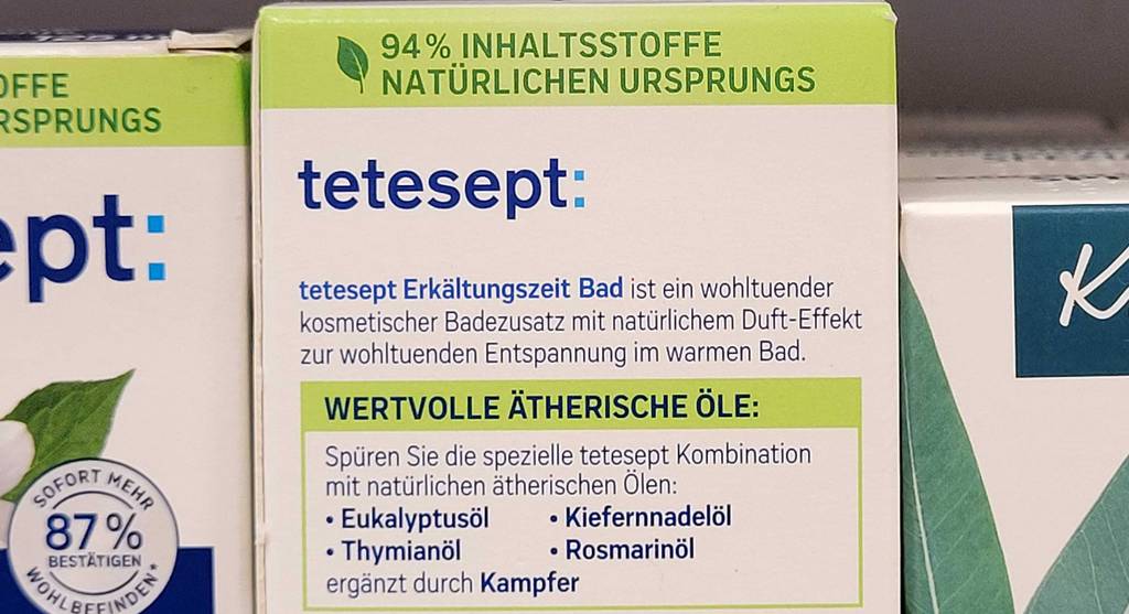 Test: Nahaufnahme der Verpackung des Erkältungsbads mit den enthaltenen ätherischen Ölen darauf ersichtlich.