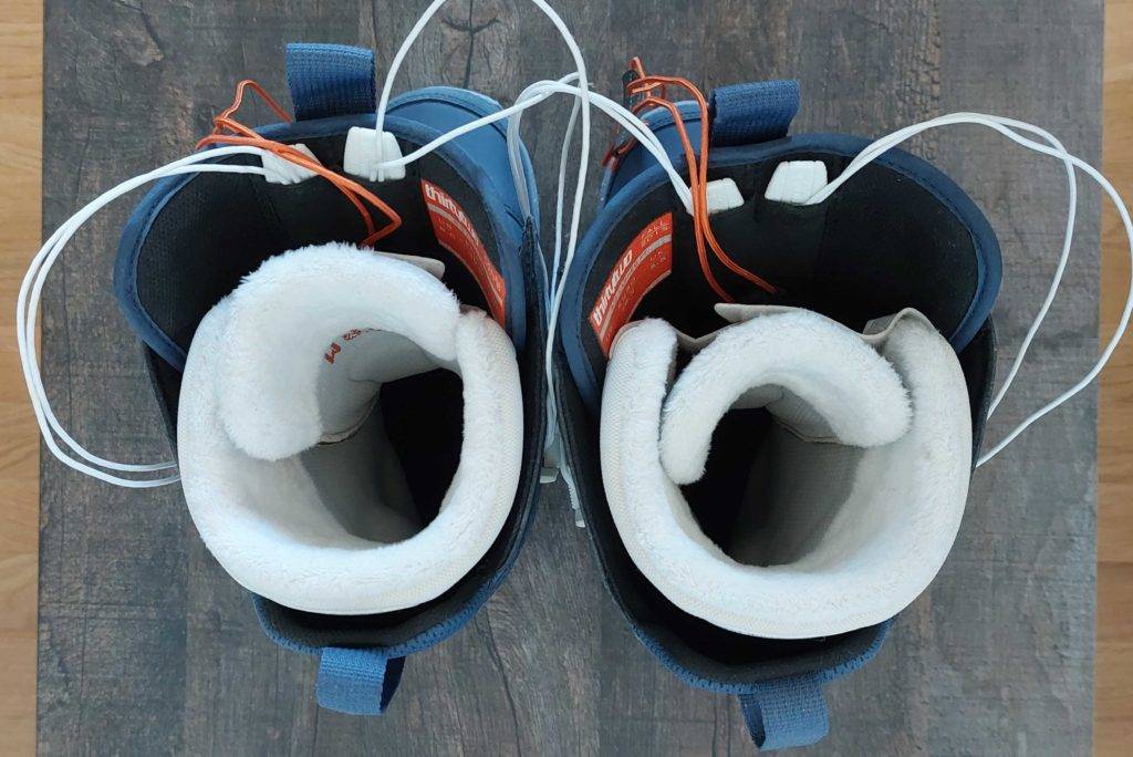 Snowboard-Boots getestet: Boots von oben stehen auf Holzoberfläche