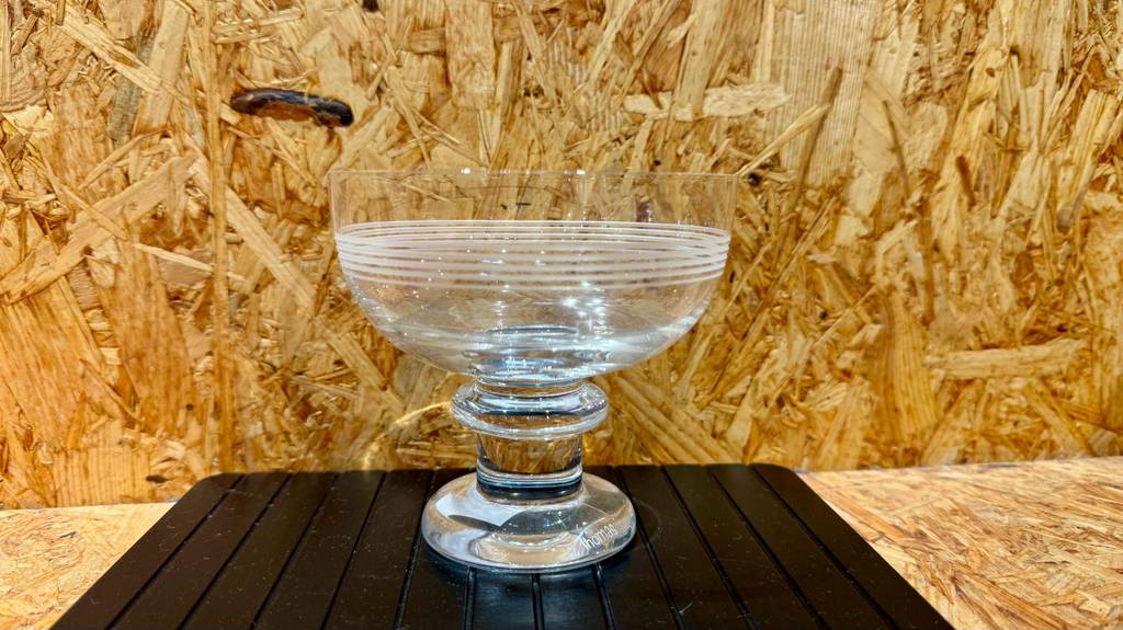 Der Glas-Eisbecher im Test steht vor einer Holzfläche im Verkauf.