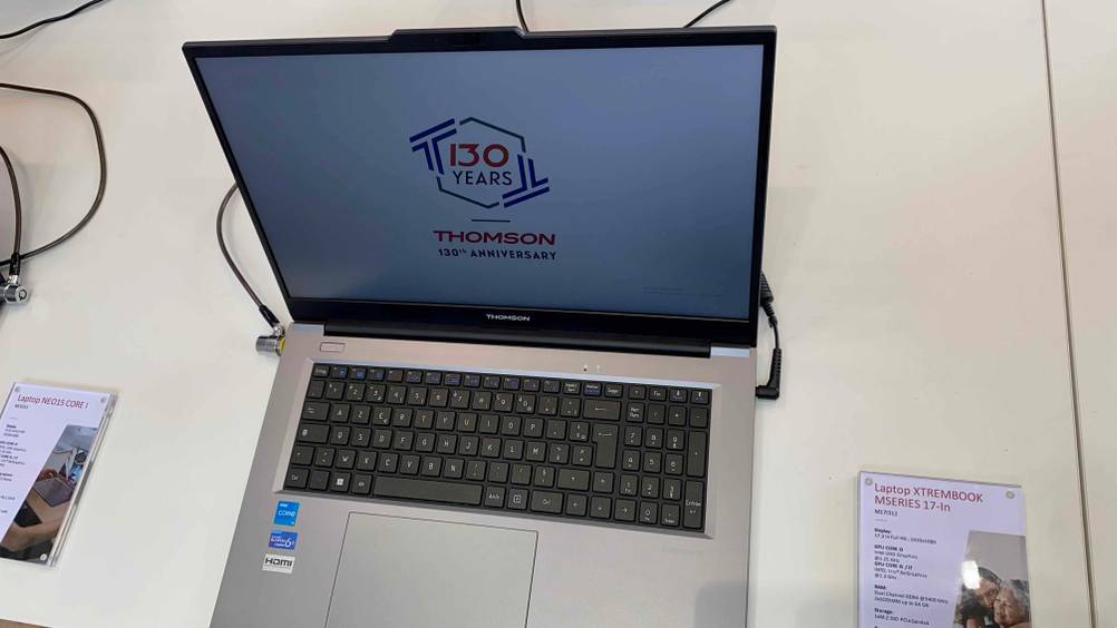 17-Zoll-Laptop getestet: Geöffnetes Laptop von schräg oben auf einer hellen Oberfläche