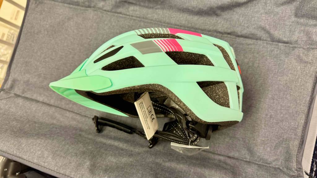 Seitenperspektive des getesteten Fahrradhelms mit Licht.