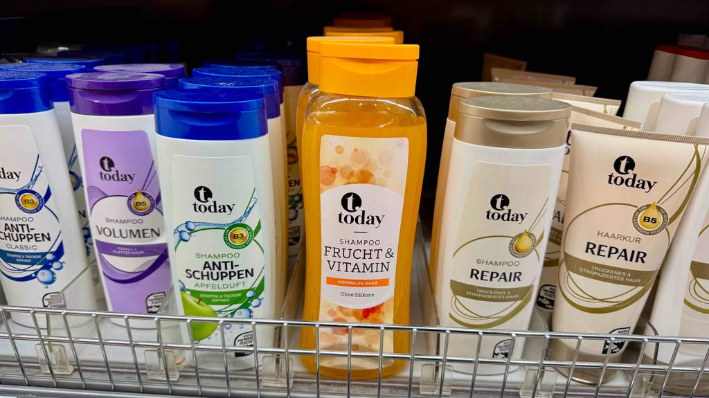 Test: silikonfreie Shampoos stehen in einem Regal.