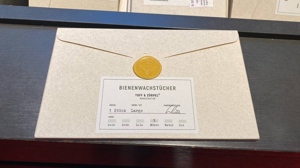 Im Test: Ein verpacktes Bienenwachstuch auf einer schwarzen Fläche.