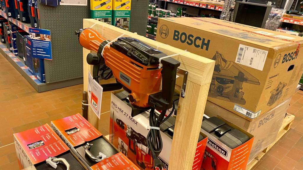 Abbruchhammer getestet: ein Abbruchhammer als Ausstellungsstück ist mit Kabelbinder an einem Holz befestigt.