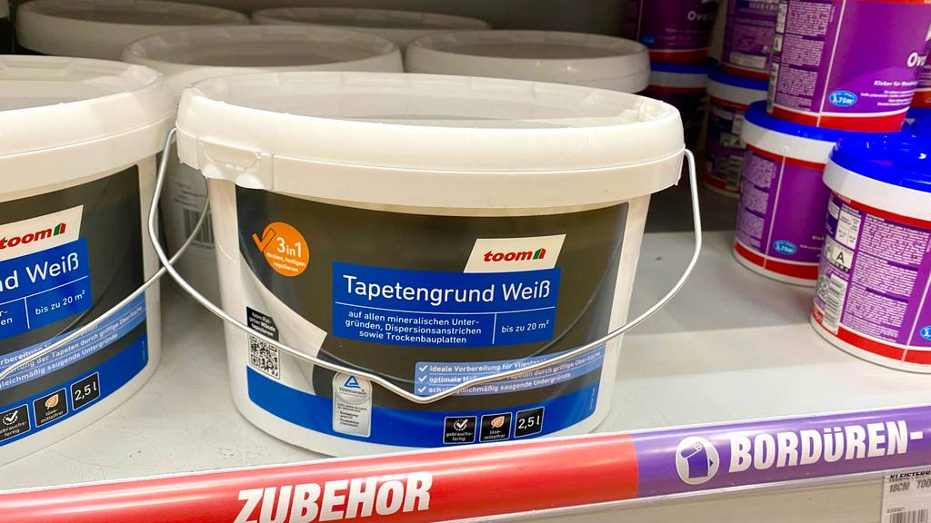 Tapetengrund-Weiß im Test: ein Tapetengrund steht inn einem Regal.