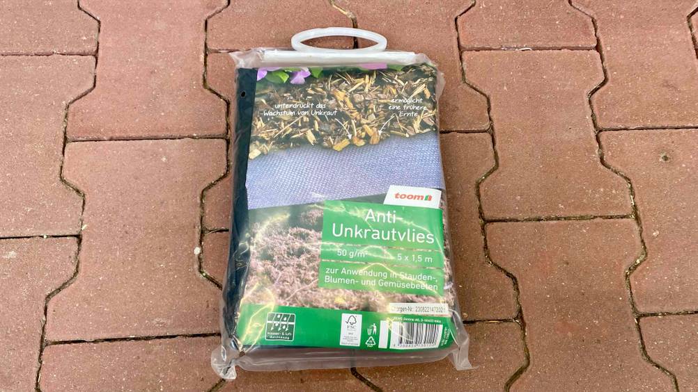 Ein getestetes Unkrautvlies von Toom liegt in der Verpackung auf dem Boden.
