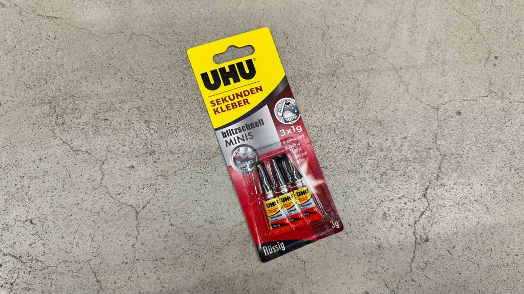 Test: Eine Packung UHU-Kleber mit je 3 Tuben Klebstoff zu 1 g.