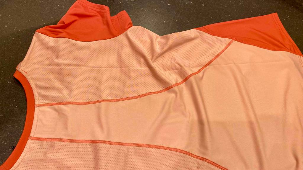 Laufshirt-Test: Atmungsaktive Rückseite eines Unifit-Laufshirts.