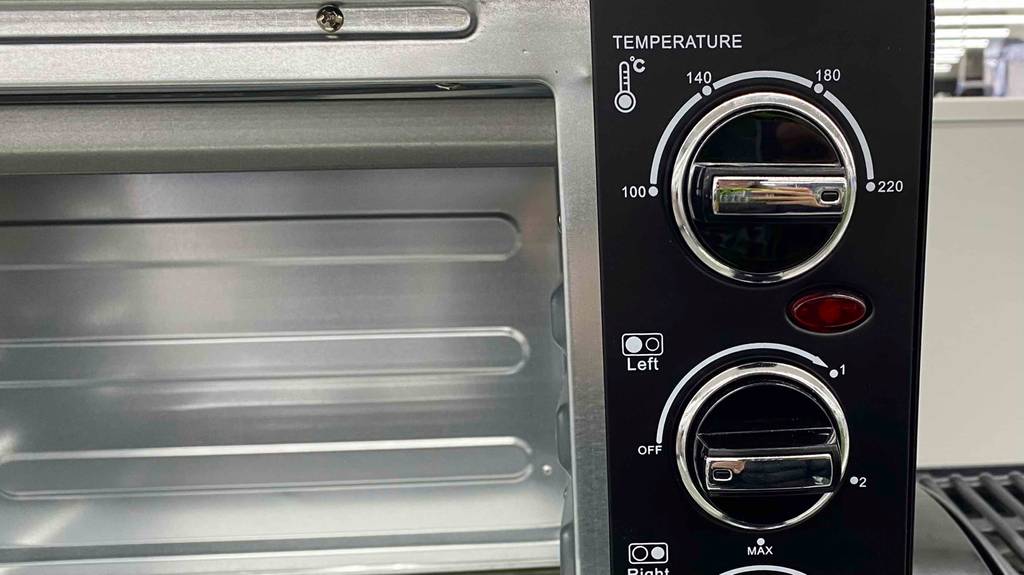 Minibackofen mit Kochplatten-Test: Nahaufnahme der Bedienelemente.